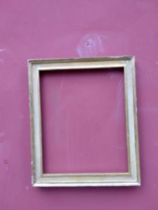 cornice in legno dorato a mecca e laccato beige sagoma con parte piatta XIX° sec. cm.40 x 50